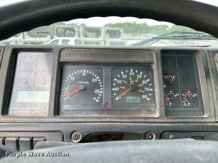 image for item OG9008 2000 Volvo VNM6  semi truck