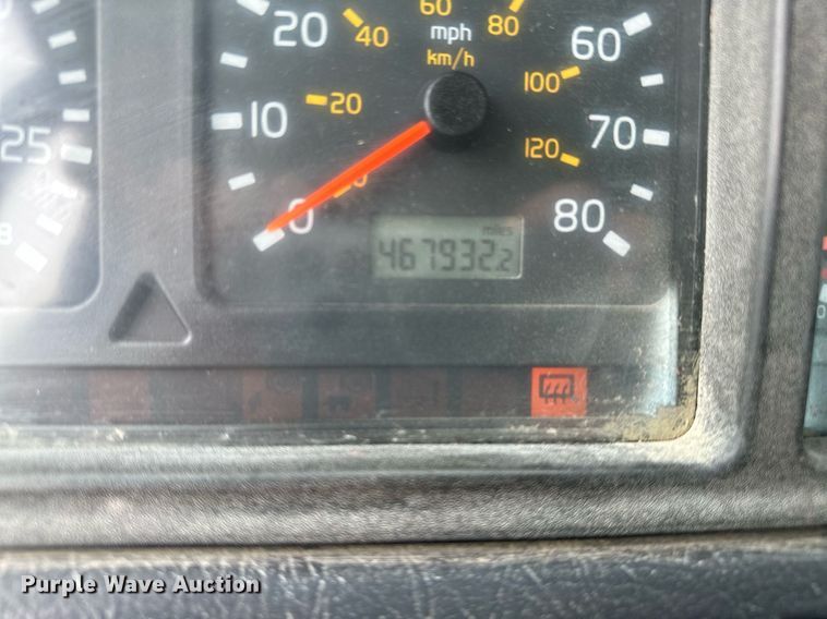 image for item OG9008 2000 Volvo VNM6  semi truck