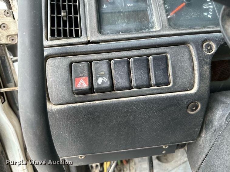 image for item OG9008 2000 Volvo VNM6  semi truck