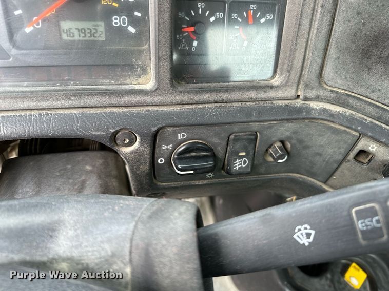 image for item OG9008 2000 Volvo VNM6  semi truck