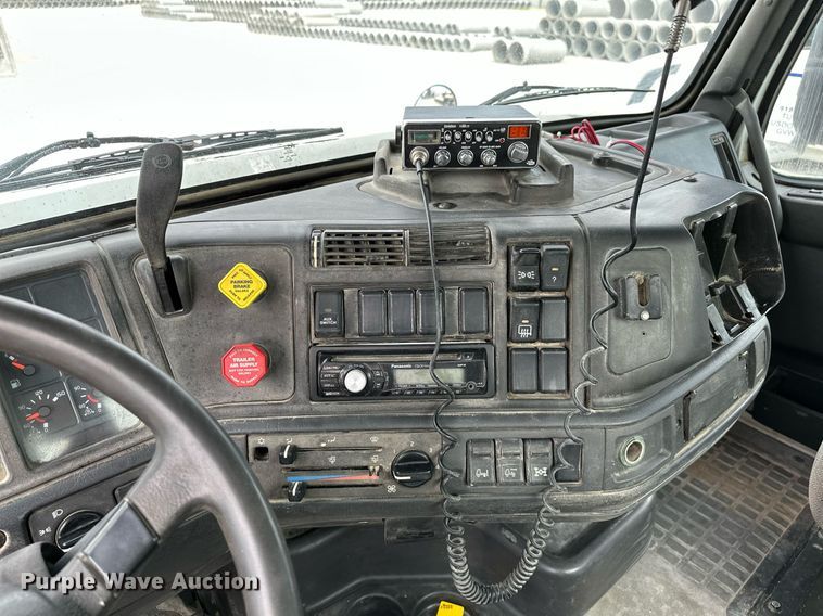 image for item OG9008 2000 Volvo VNM6  semi truck