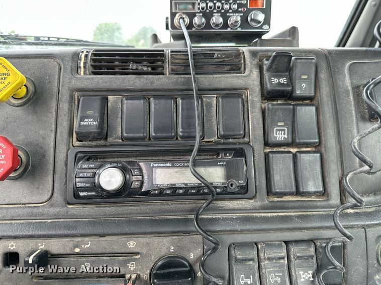 image for item OG9008 2000 Volvo VNM6  semi truck