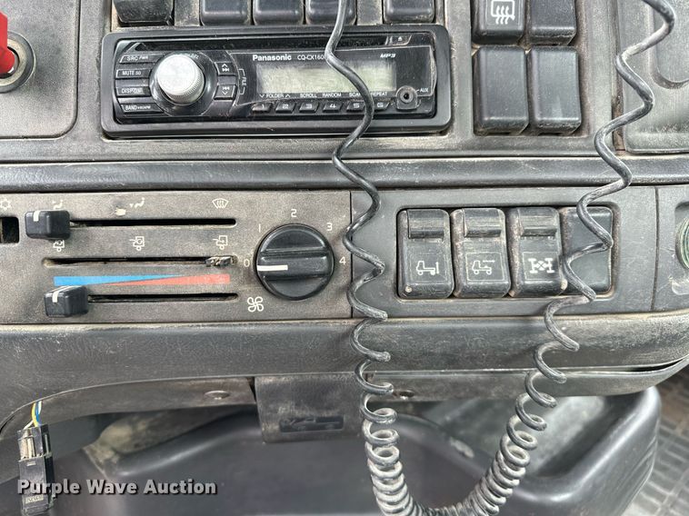 image for item OG9008 2000 Volvo VNM6  semi truck