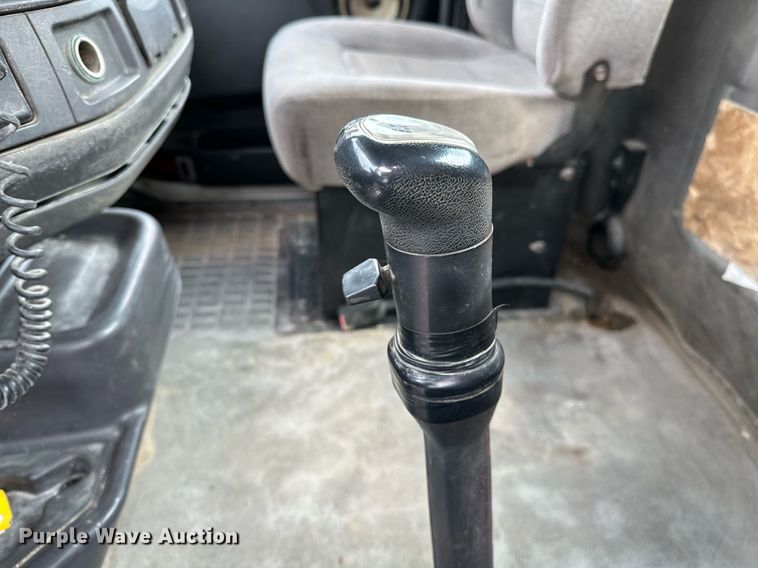 image for item OG9008 2000 Volvo VNM6  semi truck