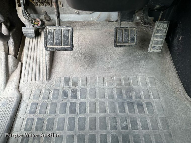 image for item OG9008 2000 Volvo VNM6  semi truck