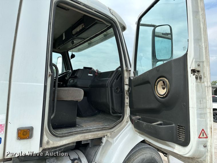 image for item OG9008 2000 Volvo VNM6  semi truck
