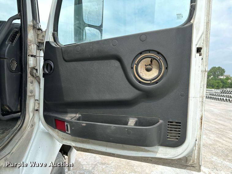 image for item OG9008 2000 Volvo VNM6  semi truck