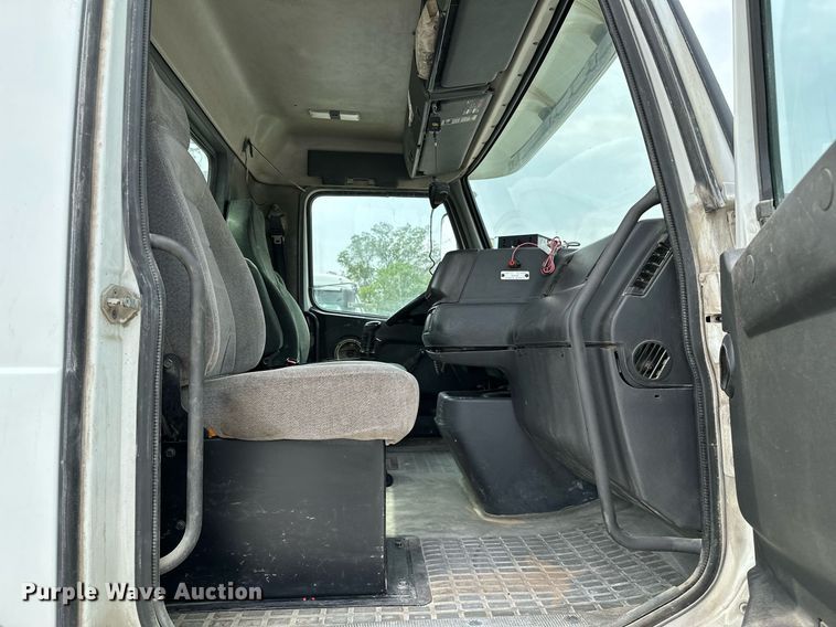 image for item OG9008 2000 Volvo VNM6  semi truck