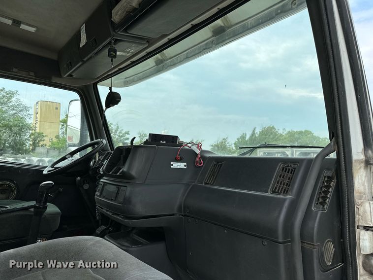 image for item OG9008 2000 Volvo VNM6  semi truck