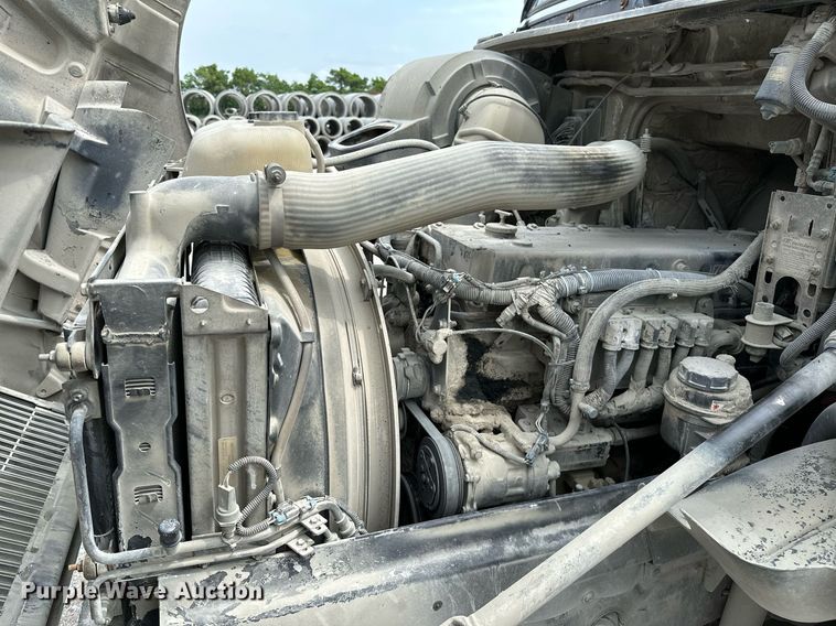 image for item OG9008 2000 Volvo VNM6  semi truck