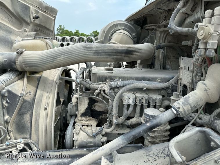 image for item OG9008 2000 Volvo VNM6  semi truck