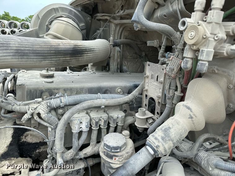 image for item OG9008 2000 Volvo VNM6  semi truck