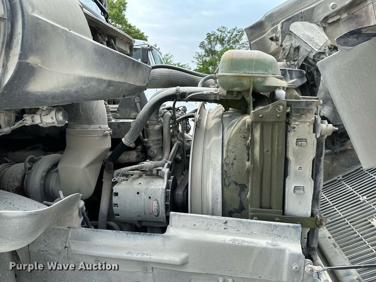 image for item OG9008 2000 Volvo VNM6  semi truck