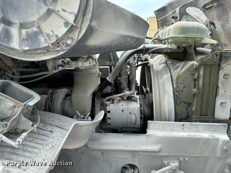 image for item OG9008 2000 Volvo VNM6  semi truck