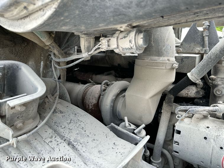 image for item OG9008 2000 Volvo VNM6  semi truck