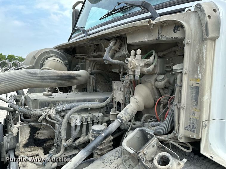 image for item OG9008 2000 Volvo VNM6  semi truck