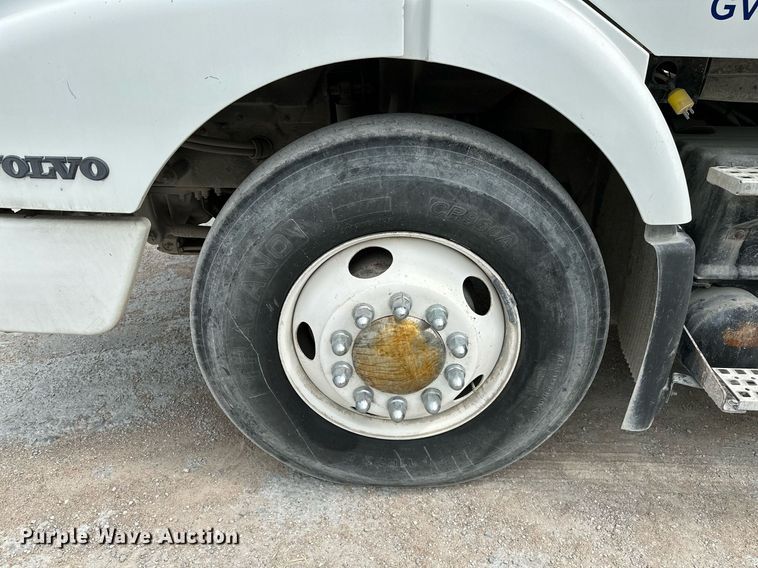 image for item OG9008 2000 Volvo VNM6  semi truck