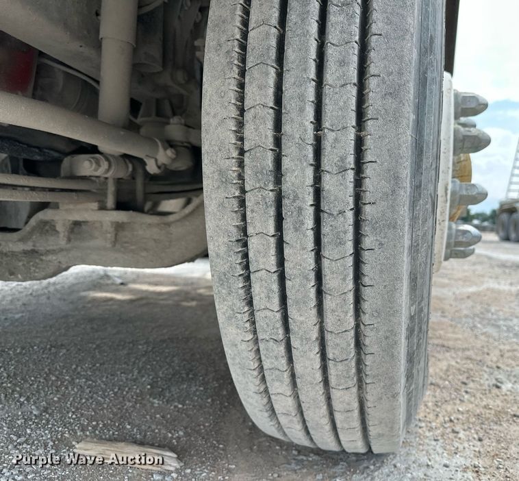 image for item OG9008 2000 Volvo VNM6  semi truck