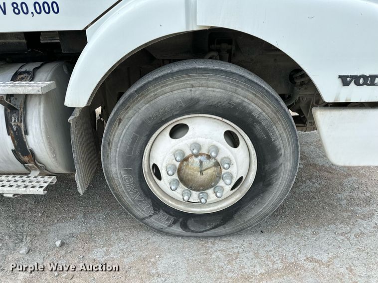 image for item OG9008 2000 Volvo VNM6  semi truck