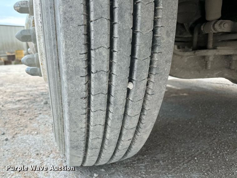 image for item OG9008 2000 Volvo VNM6  semi truck