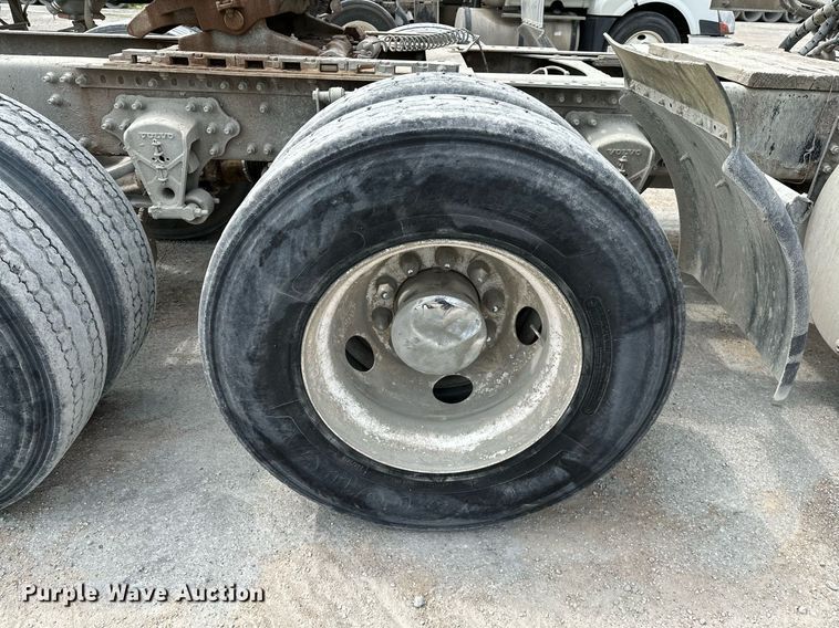 image for item OG9008 2000 Volvo VNM6  semi truck