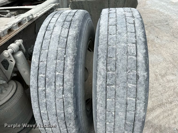 image for item OG9008 2000 Volvo VNM6  semi truck