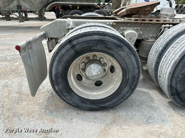 image for item OG9008 2000 Volvo VNM6  semi truck