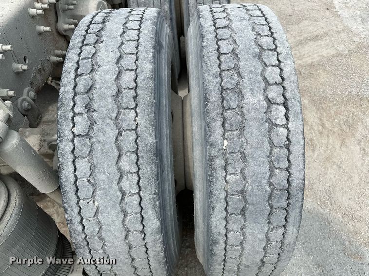 image for item OG9008 2000 Volvo VNM6  semi truck