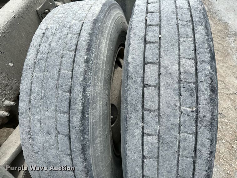 image for item OG9008 2000 Volvo VNM6  semi truck