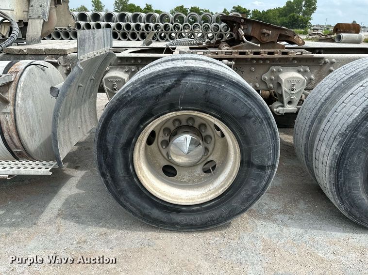 image for item OG9008 2000 Volvo VNM6  semi truck