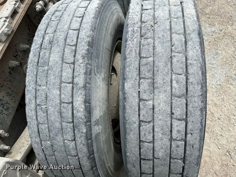 image for item OG9008 2000 Volvo VNM6  semi truck