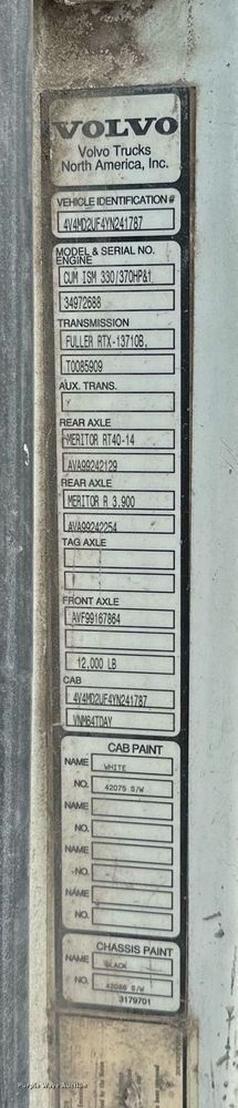 image for item OG9008 2000 Volvo VNM6  semi truck