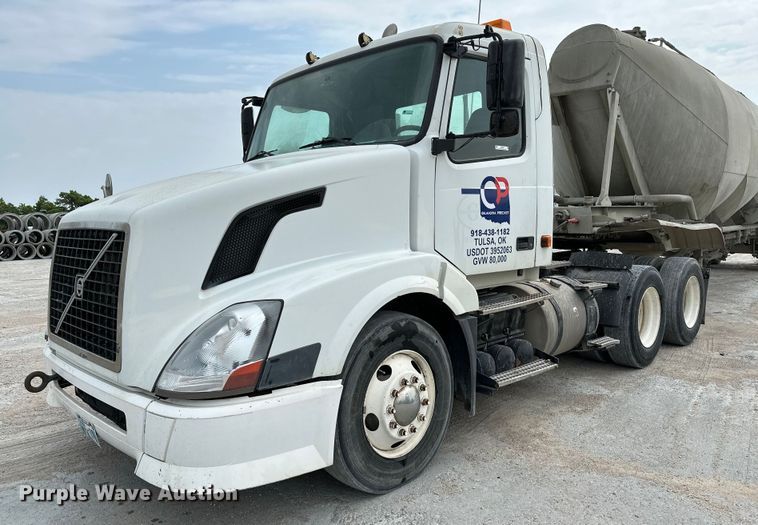 image for item OG9013 2006 Volvo VNL  semi truck