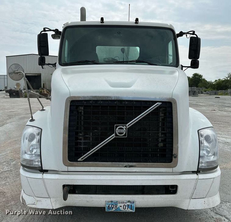 image for item OG9013 2006 Volvo VNL  semi truck