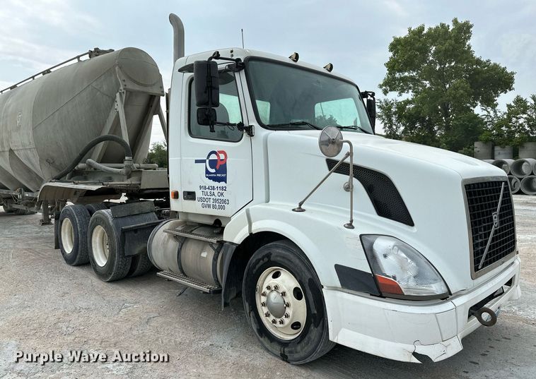 image for item OG9013 2006 Volvo VNL  semi truck