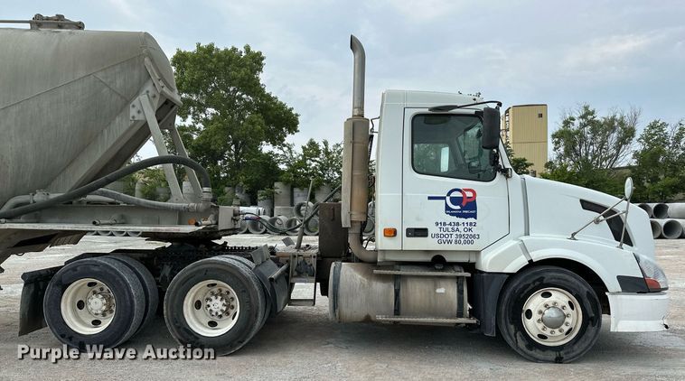 image for item OG9013 2006 Volvo VNL  semi truck