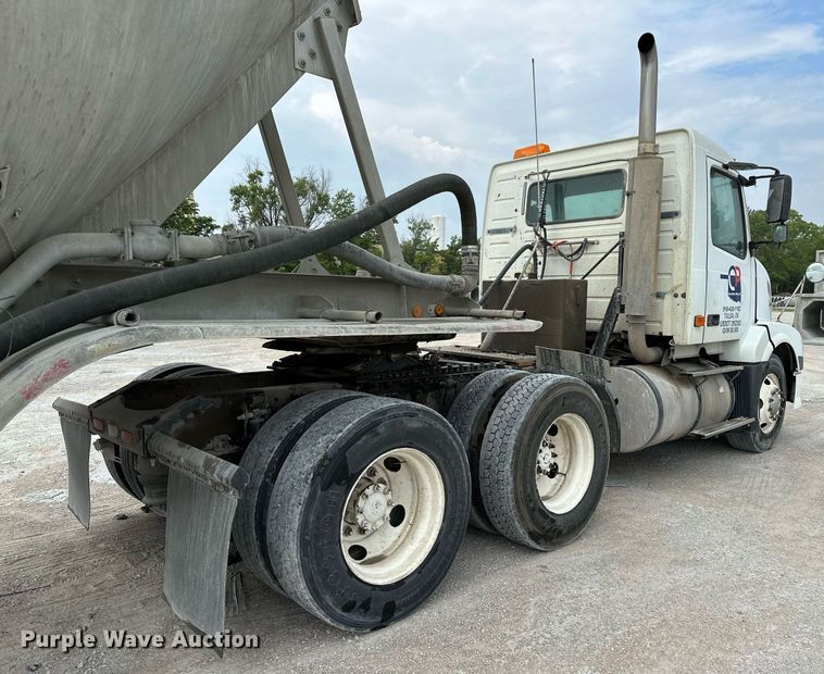 image for item OG9013 2006 Volvo VNL  semi truck