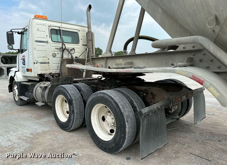 image for item OG9013 2006 Volvo VNL  semi truck