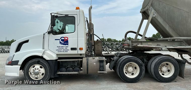 image for item OG9013 2006 Volvo VNL  semi truck