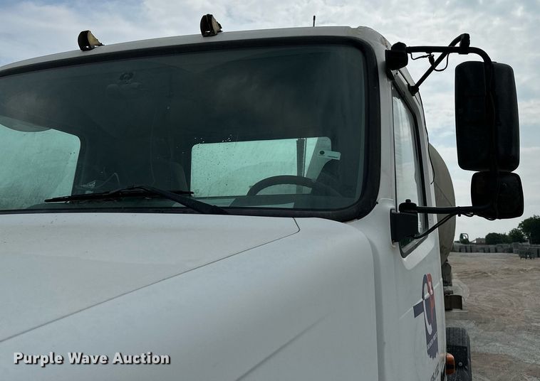 image for item OG9013 2006 Volvo VNL  semi truck