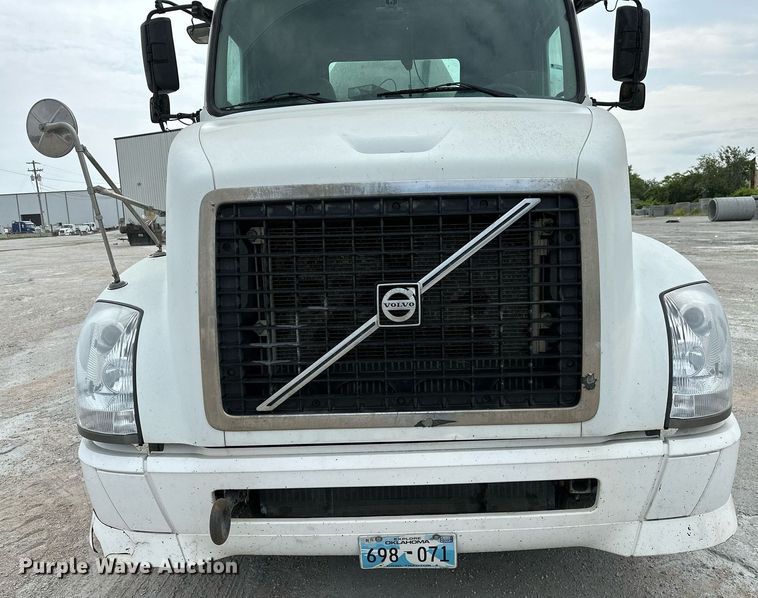 image for item OG9013 2006 Volvo VNL  semi truck