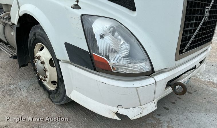 image for item OG9013 2006 Volvo VNL  semi truck