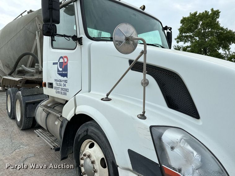 image for item OG9013 2006 Volvo VNL  semi truck