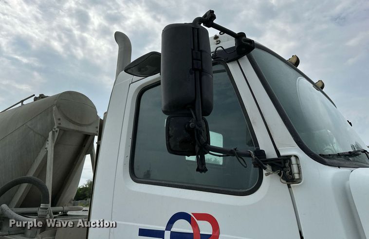 image for item OG9013 2006 Volvo VNL  semi truck