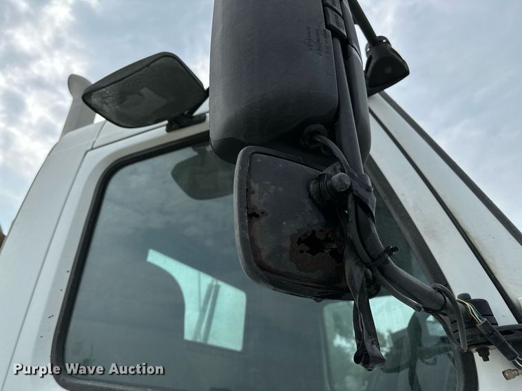 image for item OG9013 2006 Volvo VNL  semi truck