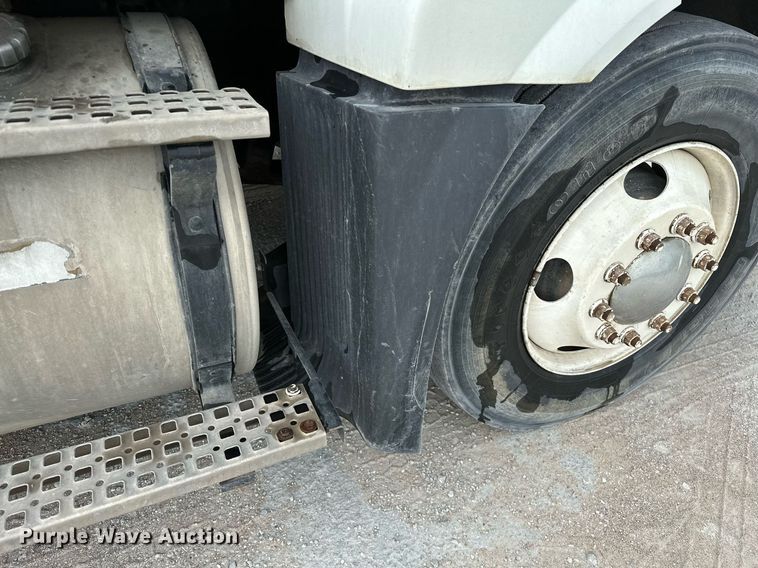 image for item OG9013 2006 Volvo VNL  semi truck