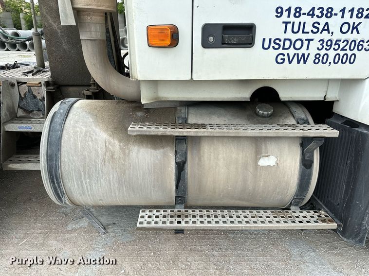 image for item OG9013 2006 Volvo VNL  semi truck