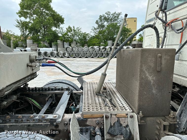 image for item OG9013 2006 Volvo VNL  semi truck