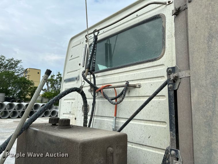 image for item OG9013 2006 Volvo VNL  semi truck