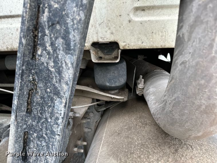 image for item OG9013 2006 Volvo VNL  semi truck